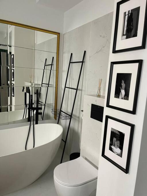 Stunning 1Bd Flat With 50M2 Terrace In The City Center Bucarest Exterior foto